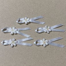 画像1: 幅4.２ｃｍ小花ケミカルリボンモチーフ　ホワイト　ハンドメイドに (1)
