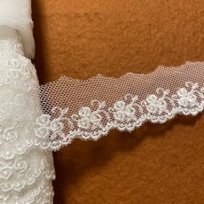 画像5: 【美しい日本製】チュールレース　オフホワイト　幅3.2cm　キュートな薔薇柄　3ｍ巻！ (5)