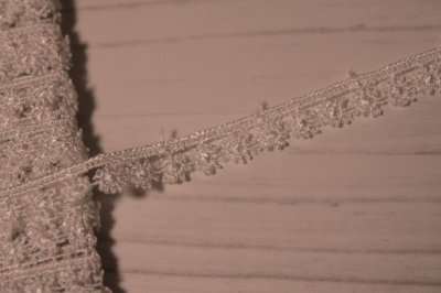 画像2: ケミカルレース　オフホワイト　幅0.９cm　極細花柄　６ｍ巻