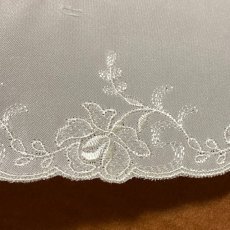 画像4: サテン刺繍レース　オフホワイト 幅8.2cm薔薇柄　３ｍ巻 (4)