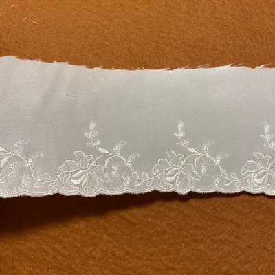 画像2: サテン刺繍レース　オフホワイト 幅8.2cm薔薇柄　３ｍ巻