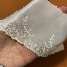 画像6: サテン刺繍レース　オフホワイト 幅8.2cm薔薇柄　日本製　コスプレ、衣装にも (6)