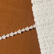 画像6: 綿ケミカルレース　オフホワイト　幅1cm大小のお花柄　６ｍ！ (6)