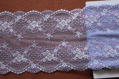 画像2: 【1m110円】ラッセルストレッチレース　紫　幅16.6cm　小花柄　　５ｍ巻