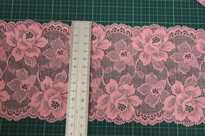 画像1: 【1m110円】ラッセルストレッチレース　サーモンピンク　幅13.4cm　光沢のある花柄　3ｍ巻