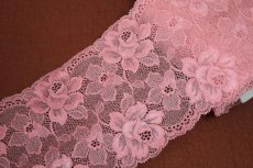 画像2: 【1m110円】ラッセルストレッチレース　サーモンピンク　幅13.4cm　光沢のある花柄　3ｍ巻 (2)