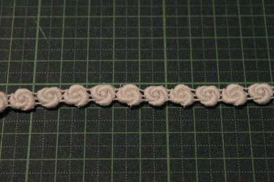 画像1: 綿ケミカルレース　オフホワイト　幅0.9ｃｍぽってりした薔薇柄　3ｍ巻 