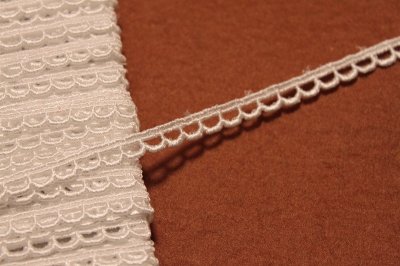画像3: 【日本製】ケミカルレース　オフホワイト　幅0.7ｃｍ極細なスカラ柄　19ｍ巻