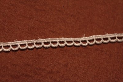 画像2: 【日本製】ケミカルレース　オフホワイト　幅0.7ｃｍ極細なスカラ柄　19ｍ巻