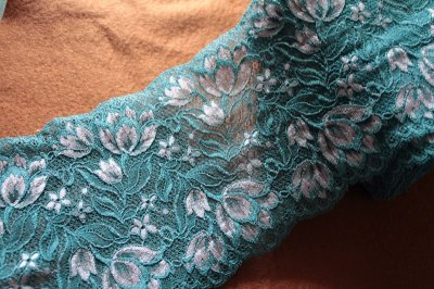 画像2: 【1m110円】ラッセルストレッチレース　グリーンシルバー幅16.1cm　チューリップ風　５ｍ巻