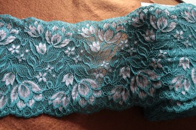 画像1: 【1m110円】ラッセルストレッチレース　グリーンシルバー幅16.1cm　チューリップ風　５ｍ巻