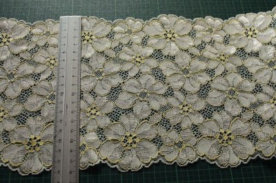 画像1: 【1m110円】ラッセルストレッチレース　黄色　幅17.6cm　綺麗な花柄　３ｍ巻