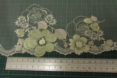 画像2: チュールレース　ベージュグリーン　幅20.5cm薔薇と花柄　日本製　1m