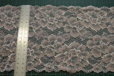 画像3: 【1m110円】ラッセルストレッチレース　ベージュ　　幅17.2cm　光沢のある薔薇柄　　3ｍ巻 (3)