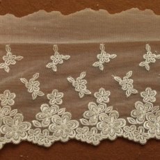 画像1: 【日本製】チュールレース　オフホワイト　幅14.8cm美しい花柄　1ｍ　日本製 (1)