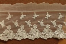 画像2: 【日本製】チュールレース　オフホワイト　幅14.8cm美しい花柄　1ｍ　日本製 (2)