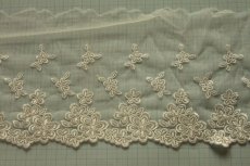 画像3: 【日本製】チュールレース　オフホワイト　幅14.8cm美しい花柄　1ｍ　日本製 (3)