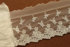 画像4: 【日本製】チュールレース　オフホワイト　幅14.8cm美しい花柄　1ｍ　日本製 (4)