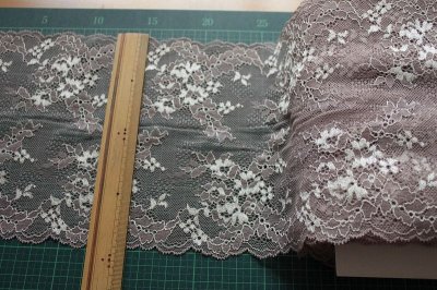 画像1: 【1m200円】ラッセルストレッチレース　ベージュ　幅19cm　メタリックな花柄　３ｍ巻　日本製