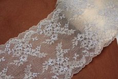 画像3: 【1m200円】ラッセルストレッチレース　オフホワイト　幅19cm　メタリックな花柄　３ｍ巻　日本製 (3)