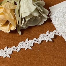 画像1: 【日本製】ケミカルレース　オフホワイト 　幅2ｃｍツインの薔薇柄　1ｍ巻 (1)