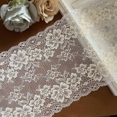 画像1: 【1m110円】ラッセルストレッチレース　オフホワイトアイボリー　幅16.2cm　ロマンティックな薔薇柄３ｍ巻 (1)