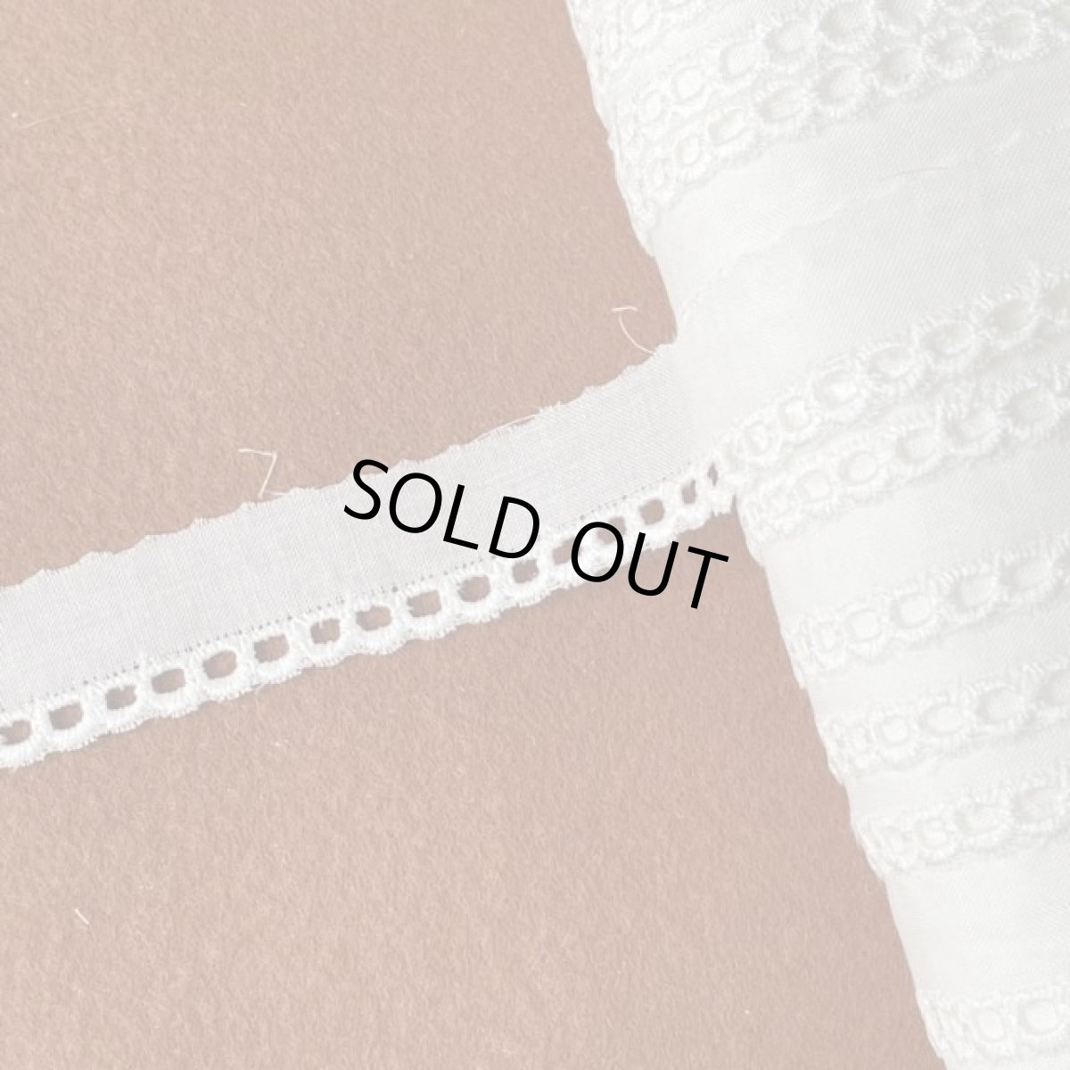 画像4: 【高品質な日本製】綿レース　オフホワイト　幅1.7cm　リボン通し日本製　6ｍ巻！ (4)