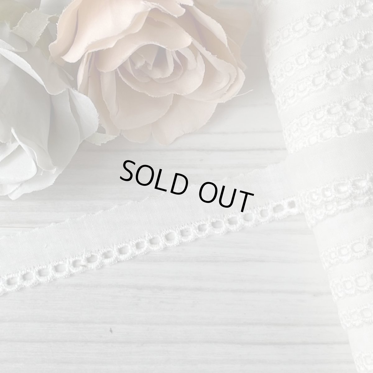 画像1: 【高品質な日本製】綿レース　オフホワイト　幅1.7cm　リボン通し日本製　6ｍ巻！ (1)