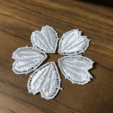 画像6: 【レーヨン糸の日本製】１ｍ!幅8.3cm可愛い３連ハートのケミカルレース　オフホワイト (6)