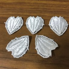 画像5: 【レーヨン糸の日本製】１ｍ!幅8.3cm可愛い３連ハートのケミカルレース　オフホワイト (5)