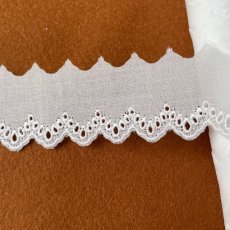 画像4: 【日本製】綿レース　ホワイト　幅3cm綺麗な刺繍　ドットのスカラ柄　6ｍ！ (4)