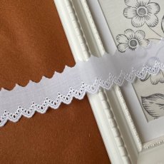 画像2: 【日本製】綿レース　ホワイト　幅3cm綺麗な刺繍　ドットのスカラ柄　6ｍ！ (2)
