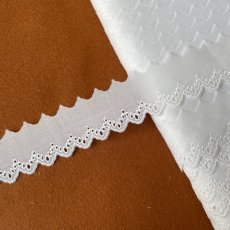 画像3: 【日本製】綿レース　ホワイト　幅3cm綺麗な刺繍　ドットのスカラ柄　6ｍ！ (3)