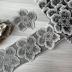 画像1: 刺繍レース　黒　幅8.5cm透け感が可愛いお花 　日本製 (1)