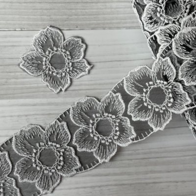 画像2: 刺繍レース　黒ホワイト　幅5.5cm透け感が可愛いお花　高品質な日本製