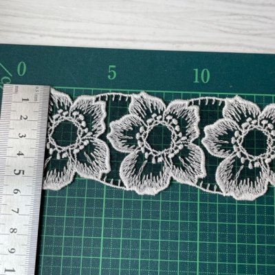 画像1: 刺繍レース　黒ホワイト　幅5.5cm透け感が可愛いお花　高品質な日本製