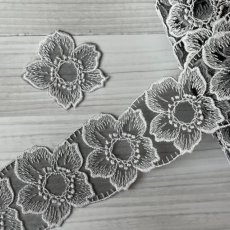 画像1: 刺繍レース　黒ホワイト　幅5.5cm透け感が可愛いお花　高品質な日本製 (1)