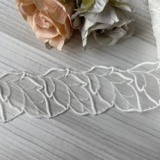 画像2: 刺繍レース　ホワイト　幅5.5cm　モチーフ葉っぱ柄 １ｍ巻　高品質な日本製 (2)