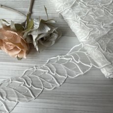 画像1: 刺繍レース　ホワイト　幅5.5cm　モチーフ葉っぱ柄 １ｍ巻　高品質な日本製 (1)