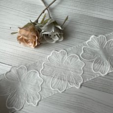 画像1: 綿レース　ホワイト　幅11cm　花のモチーフ柄　日本製 (1)