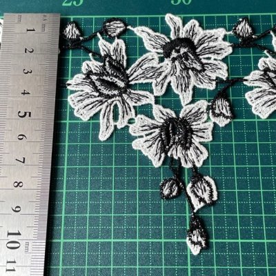 画像1: 日本製花柄ケミカルレース　ブラック幅10.5cm　12枚約1m