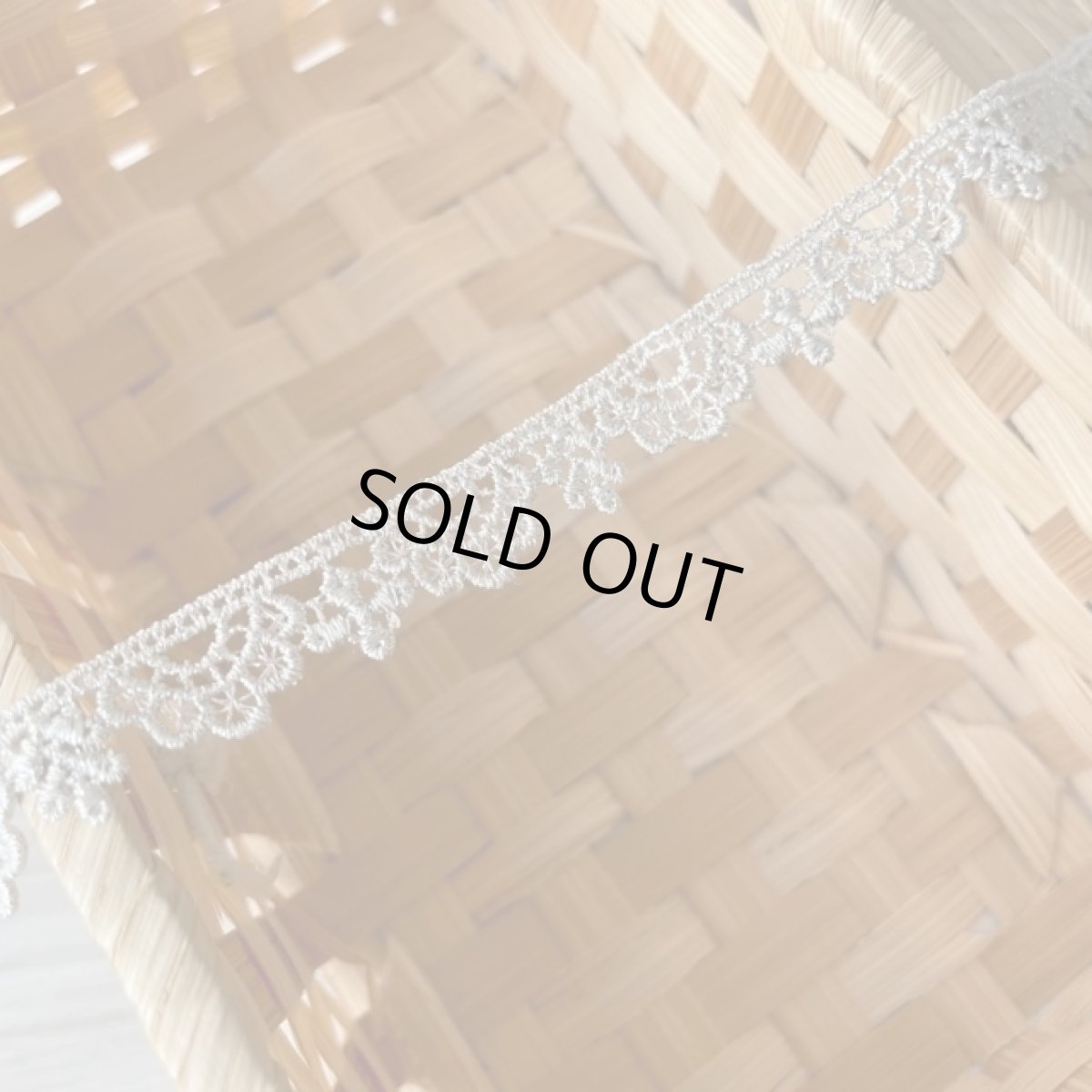 画像6: ケミカルレース　銀色　幅1.2cm　王冠みたいなスカラ柄　3.9m巻　日本製 (6)