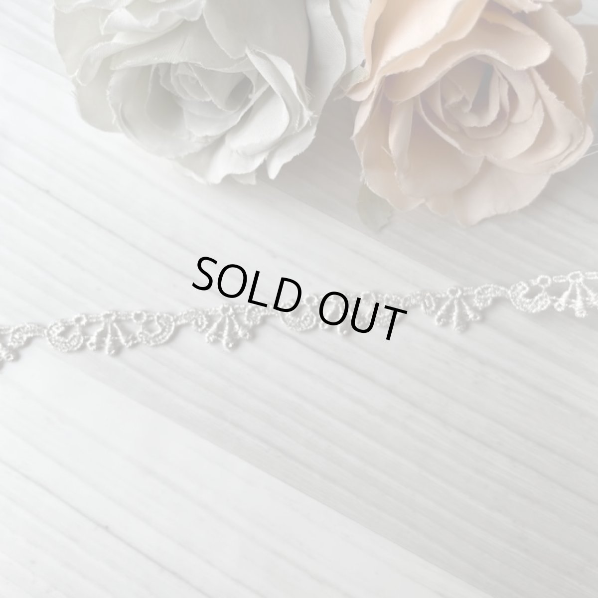 画像2: 【日本製】ケミカルレース　銀色　幅1.1cm　繊細なスカラ柄　３m巻　 (2)