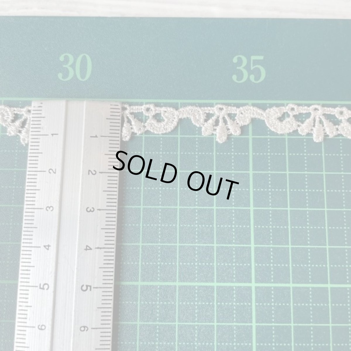 画像3: 【日本製】ケミカルレース　銀色　幅1.1cm　繊細なスカラ柄　３m巻　 (3)