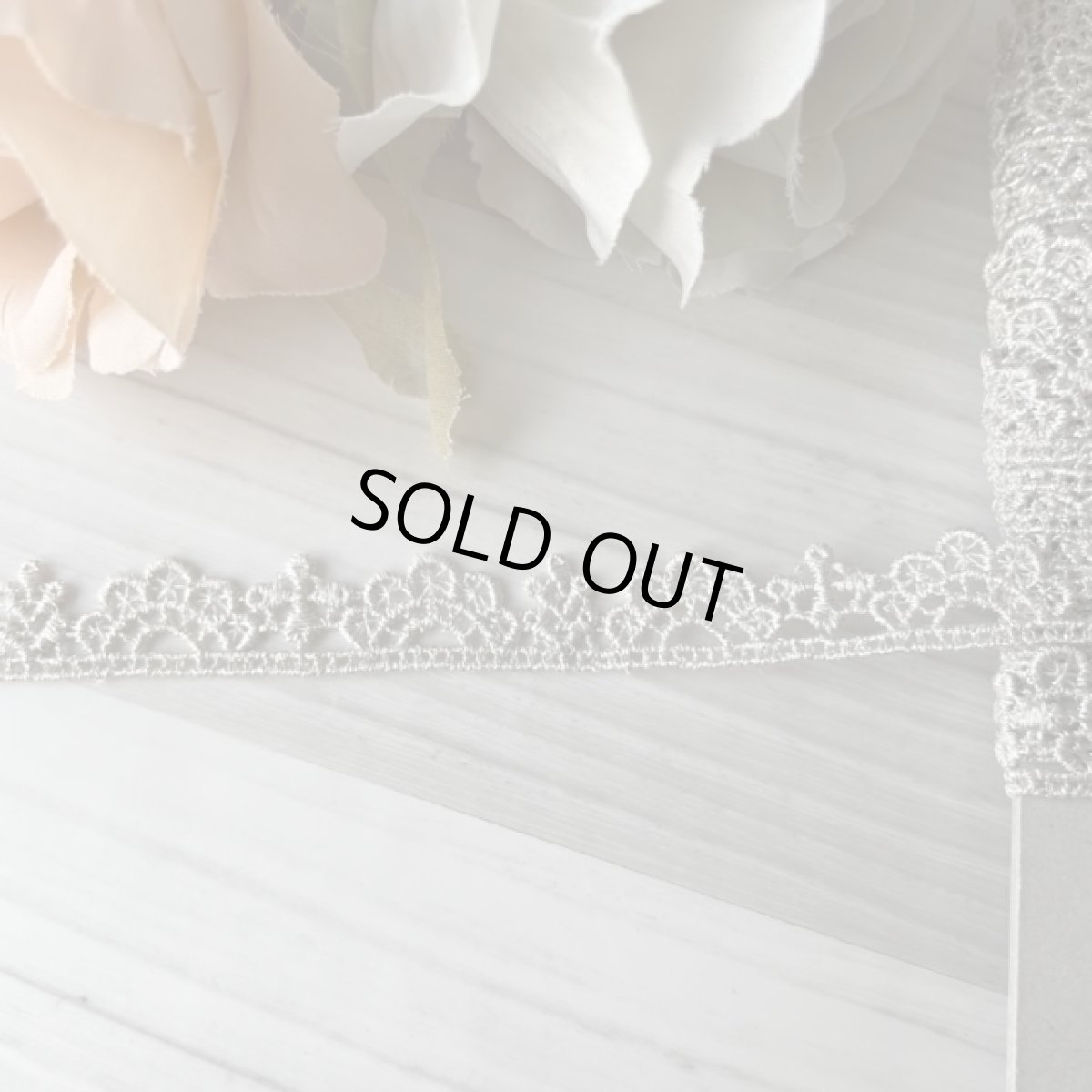 画像2: ケミカルレース　銀色　幅1.2cm　王冠みたいなスカラ柄　3.9m巻　日本製 (2)