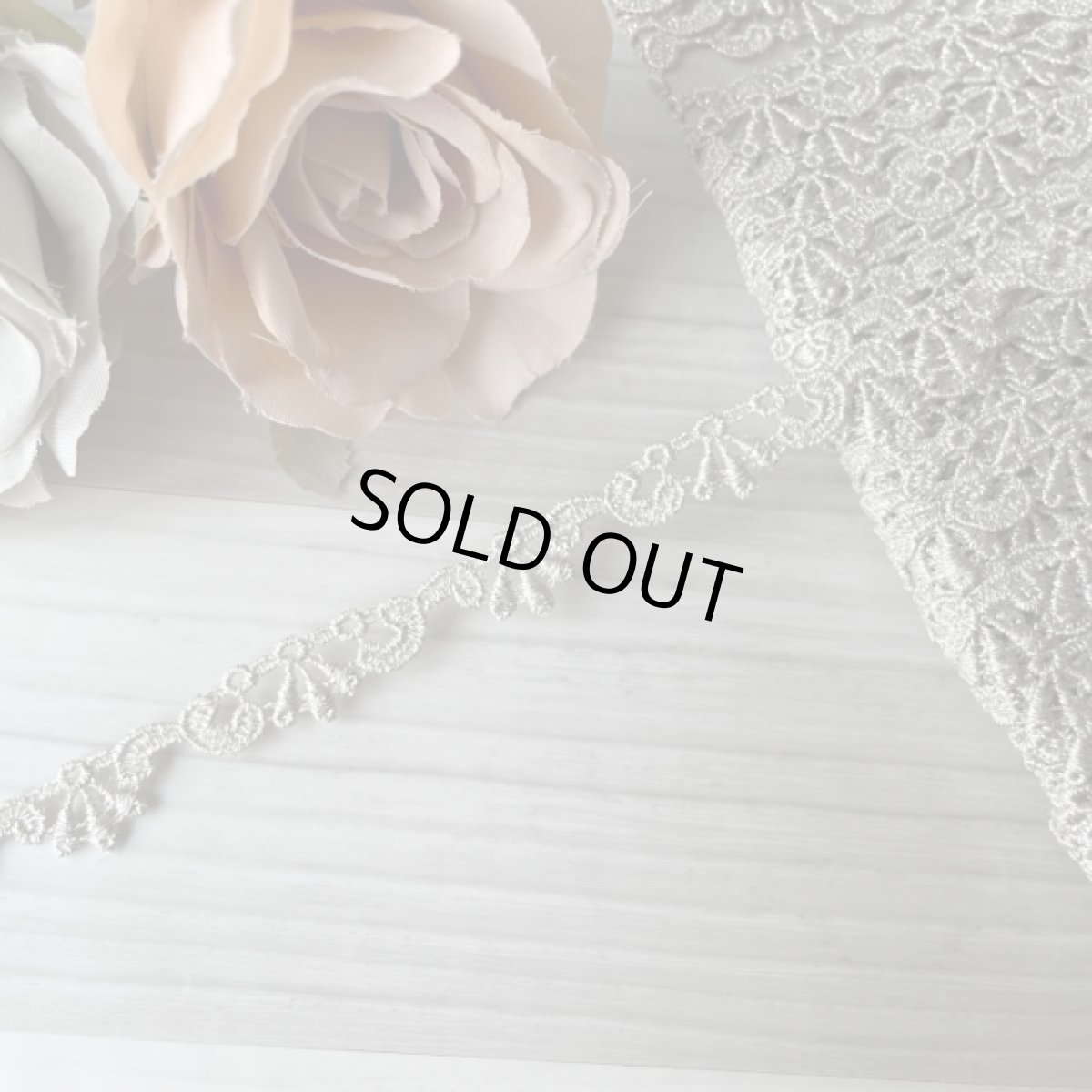 画像1: 【日本製】ケミカルレース　銀色　幅1.1cm　繊細なスカラ柄　３m巻　 (1)