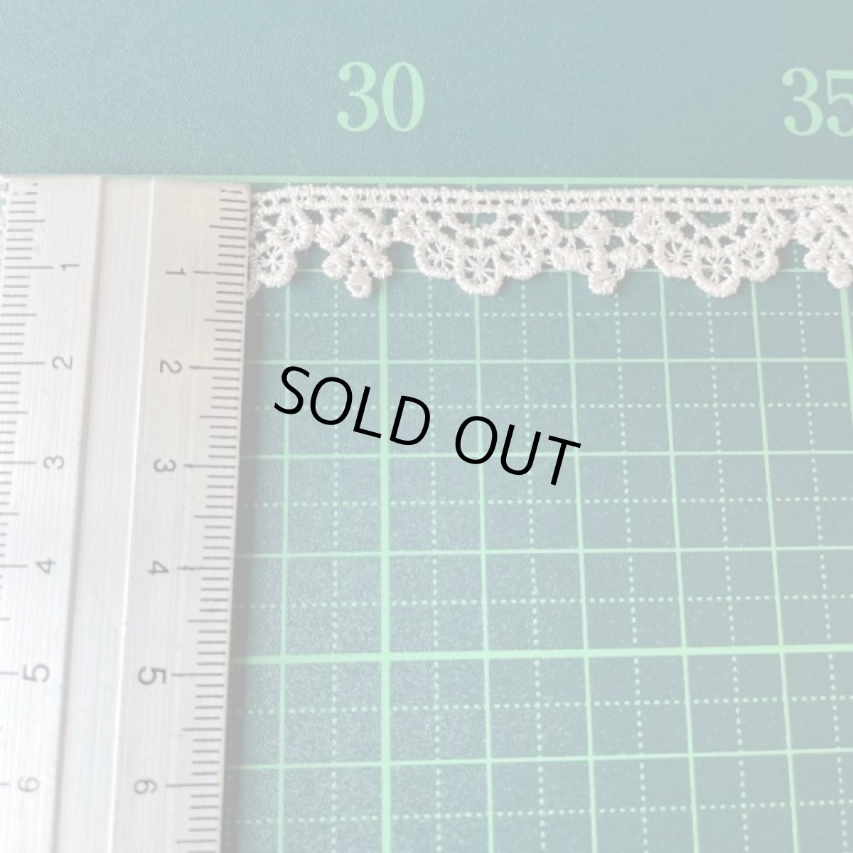 画像4: ケミカルレース　銀色　幅1.2cm　王冠みたいなスカラ柄　3.9m巻　日本製 (4)