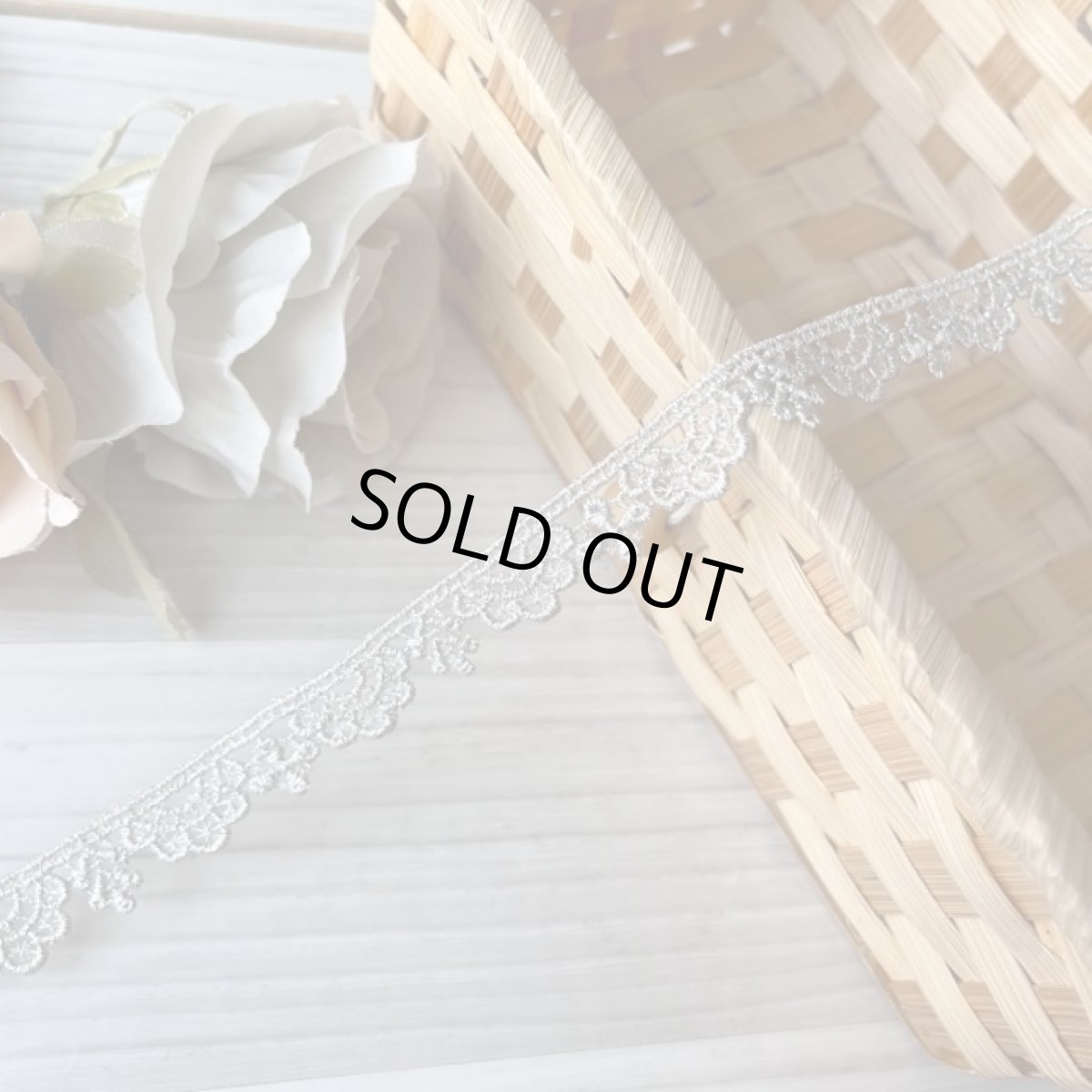 画像1: ケミカルレース　銀色　幅1.2cm　王冠みたいなスカラ柄　3.9m巻　日本製 (1)