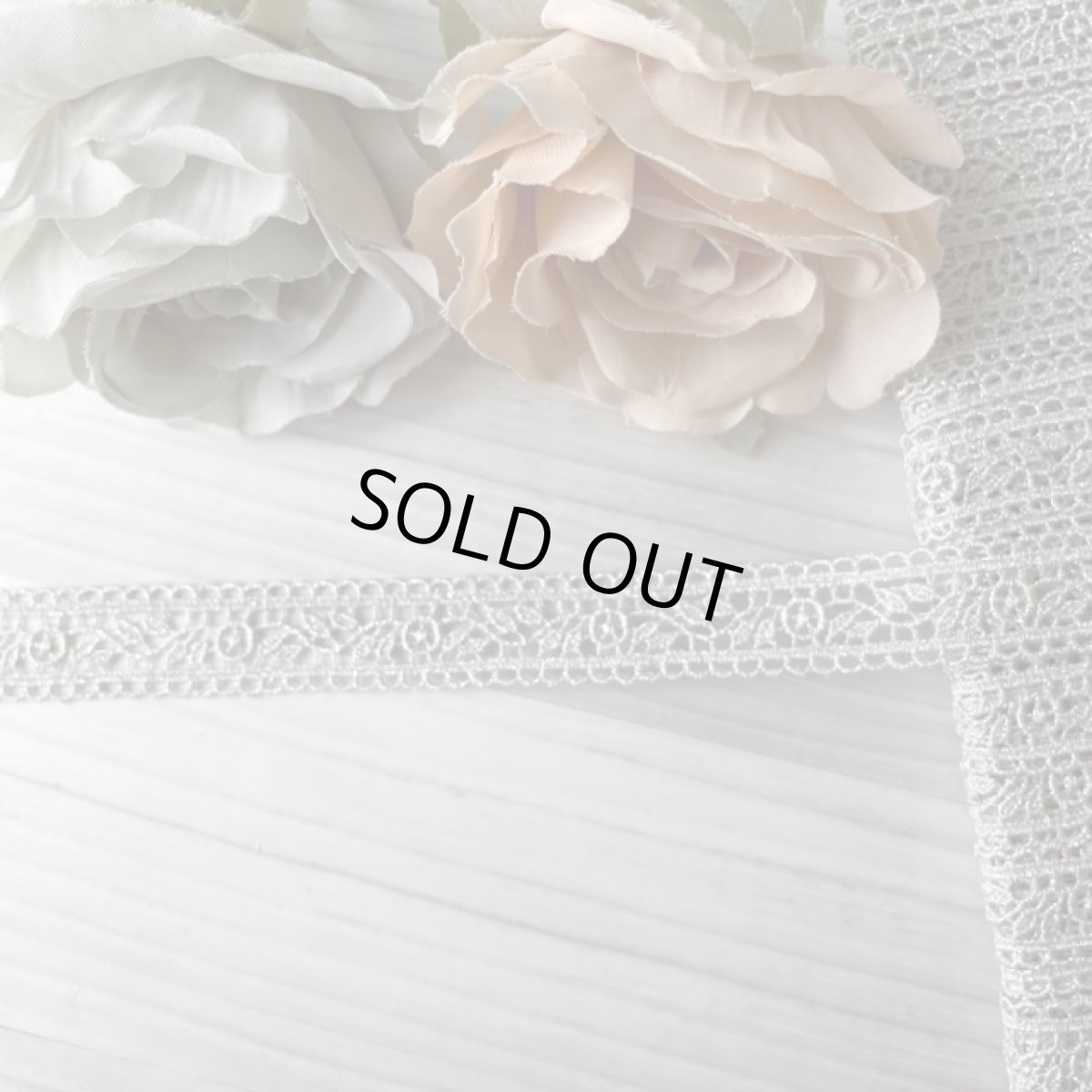 画像2: ケミカルレース　銀色　幅1.5cm　両山つぼみ薔薇柄　6.2m巻　日本製 (2)