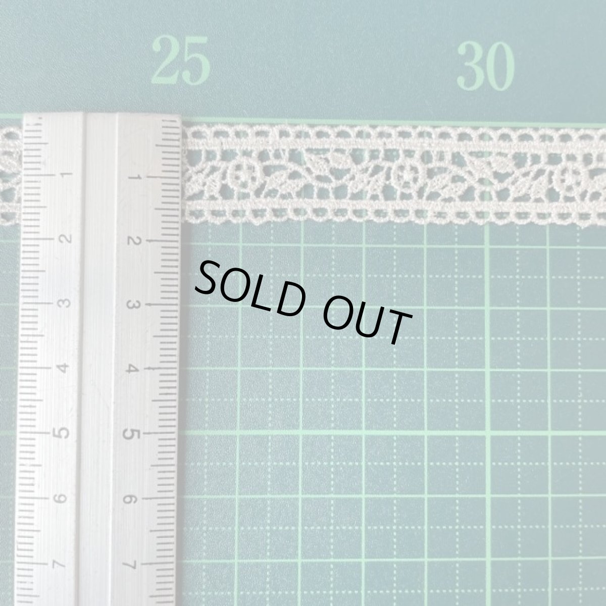 画像3: ケミカルレース　銀色　幅1.5cm　両山つぼみ薔薇柄　6.2m巻　日本製 (3)